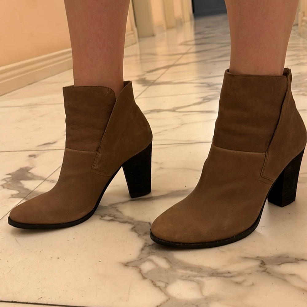 Vince camuto tan boots with chunky heels